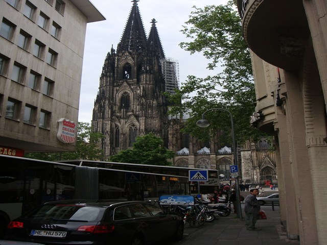 路地から見える大聖堂。